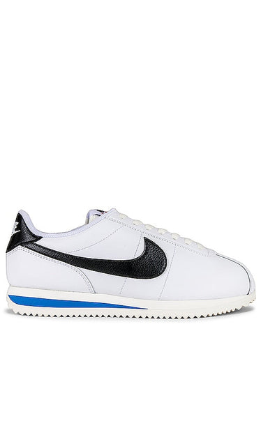 Nike Cortez Sneaker in White - Baskets Nike Cortez en blanc - Nike Cortez 白色运动鞋 - Nike Cortez Sneaker in Weiß - Nike Cortez 스니커즈 화이트 색상 - Sneaker Nike Cortez di colore bianco