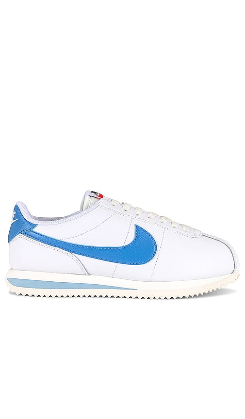Nike Cortez Sneaker in White - Baskets Nike Cortez en blanc - Nike Cortez 白色运动鞋 - Nike Cortez Sneaker in Weiß - Nike Cortez 스니커즈 화이트 색상 - Sneaker Nike Cortez di colore bianco