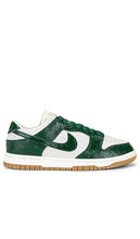 Nike Dunk Low LX Sneaker in Green - Baskets Nike Dunk Low LX en vert - Nike Dunk Low LX 绿色运动鞋 - Nike Dunk Low LX Sneaker in Grün - Nike Dunk Low LX 스니커즈그린 색상 - Sneaker Nike Dunk Low LX in verde