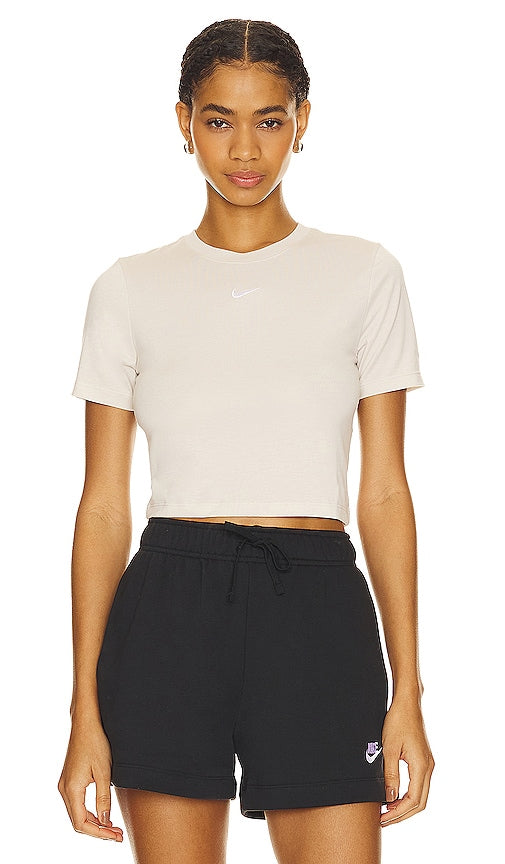 Nike Essential Slim Fit Crop T-shirt in Beige - Nike - Essential - T-shirt court coupe slim - Beige - Nike Essential 修身短款 T 恤，米色 - Nike Essential Slim Fit Crop T-Shirt in Beige - Nike Essential 슬림핏 크롭 티셔츠 베이지 색상 - T-shirt corta Nike Essential Slim Fit in beige