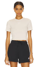 Nike Essential Slim Fit Crop T-shirt in Beige - Nike - Essential - T-shirt court coupe slim - Beige - Nike Essential 修身短款 T 恤，米色 - Nike Essential Slim Fit Crop T-Shirt in Beige - Nike Essential 슬림핏 크롭 티셔츠 베이지 색상 - T-shirt corta Nike Essential Slim Fit in beige