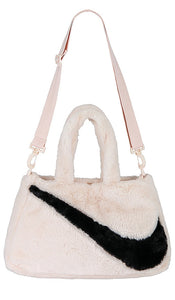 Nike Faux Fur Tote in Cream - Nike - Cabas en fausse fourrure - Crème - 奶油色 Nike 人造毛皮托特包 - Nike Kunstfell-Tasche in Creme - Nike 인조 퍼 토트백 - Borsa tote Nike in pelliccia sintetica color crema