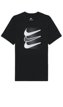 Nike Nsw Swoosh Tee in Black - Nike NSW - T-shirt avec logo virgule - Noir - Nike Nsw Swoosh 黑色 T 恤 - Nike Nsw Swoosh T-Shirt in Schwarz - Nike Nsw 스우시 티셔츠 색상 - Maglietta Nike Nsw Swoosh in nero