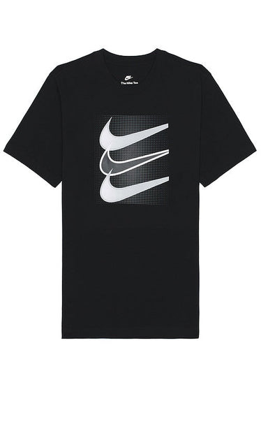 Nike Nsw Swoosh Tee in Black - Nike NSW - T-shirt avec logo virgule - Noir - Nike Nsw Swoosh 黑色 T 恤 - Nike Nsw Swoosh T-Shirt in Schwarz - Nike Nsw 스우시 티셔츠 색상 - Maglietta Nike Nsw Swoosh in nero