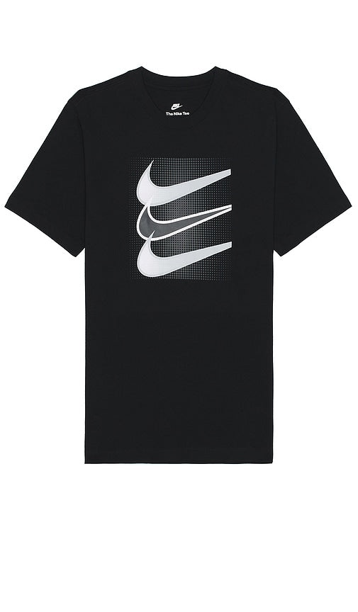 Nike Nsw Swoosh Tee in Black - Nike NSW - T-shirt avec logo virgule - Noir - Nike Nsw Swoosh 黑色 T 恤 - Nike Nsw Swoosh T-Shirt in Schwarz - Nike Nsw 스우시 티셔츠 색상 - Maglietta Nike Nsw Swoosh in nero