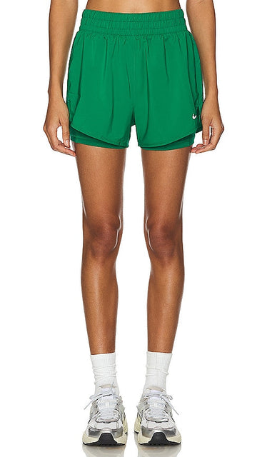 Nike One Dri-FIT High Waisted 2 in 1 Shorts in Green - Nike One Dri-FIT - Short 2 en 1 taille haute - Vert - Nike One Dri-FIT 高腰二合一短裤，绿色 - Nike One Dri-FIT 2-in-1-Shorts mit hoher Taille in Grün - Nike One Dri-FIT 하이 웨이스트 2 in 1 반바지 그린 색상 - Pantaloncini Nike One Dri-FIT a vita alta 2 in 1 in verde