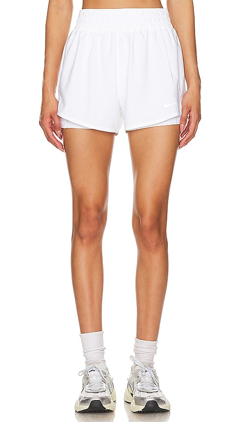 Nike One Dri-FIT High Waisted 2 in 1 Shorts in White - Nike One Dri-FIT - Short 2 en 1 taille haute - Blanc - Nike One Dri-FIT 高腰二合一短裤（白色） - Nike One Dri-FIT 2-in-1-Shorts mit hoher Taille in Weiß - Nike One Dri-FIT 하이 웨이스트 2 in 1 반바지 화이트 색상 - Pantaloncini Nike One Dri-FIT a vita alta 2 in 1 in bianco