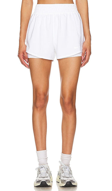 Nike One Dri-FIT High Waisted 2 in 1 Shorts in White - Nike One Dri-FIT - Short 2 en 1 taille haute - Blanc - Nike One Dri-FIT 高腰二合一短裤（白色） - Nike One Dri-FIT 2-in-1-Shorts mit hoher Taille in Weiß - Nike One Dri-FIT 하이 웨이스트 2 in 1 반바지 화이트 색상 - Pantaloncini Nike One Dri-FIT a vita alta 2 in 1 in bianco