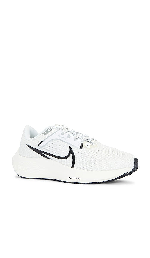 Nike Pegasus 40 Sneaker in Ivory