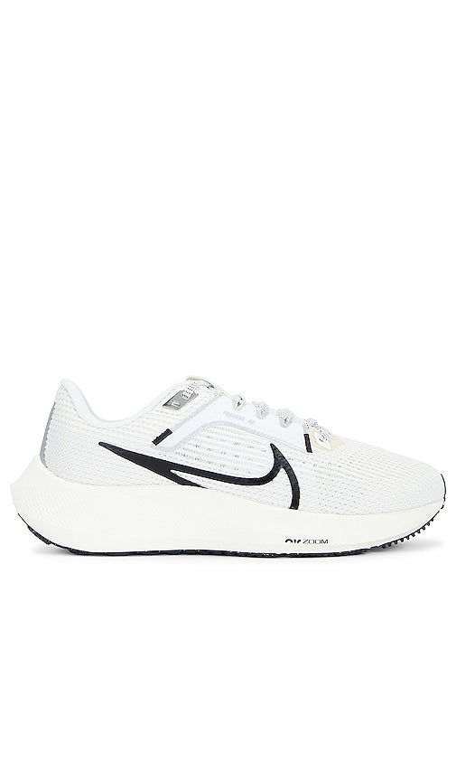 Nike Pegasus 40 Sneaker in Ivory - Baskets Nike Pegasus 40 en ivoire - Nike Pegasus 40 象牙色运动鞋 - Nike Pegasus 40 Sneaker in Elfenbein - Nike Pegasus 40 스니커즈 색상은 아이보리 색상입니다. - Sneaker Nike Pegasus 40 di colore avorio