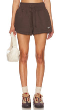 Nike Phoenix High Waisted Shorts in Brown - Nike - Phoenix - Short taille haute en marron - Nike Phoenix 高腰短裤（棕色） - Nike Phoenix Shorts mit hoher Taille in Braun - Nike Phoenix 하이웨이스트 쇼츠브라운 색상 - Pantaloncini a vita alta Nike Phoenix in marrone