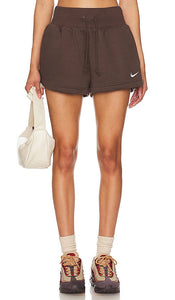 Nike Phoenix High Waisted Shorts in Brown - Nike - Phoenix - Short taille haute en marron - Nike Phoenix 高腰短裤（棕色） - Nike Phoenix Shorts mit hoher Taille in Braun - Nike Phoenix 하이웨이스트 쇼츠브라운 색상 - Pantaloncini a vita alta Nike Phoenix in marrone