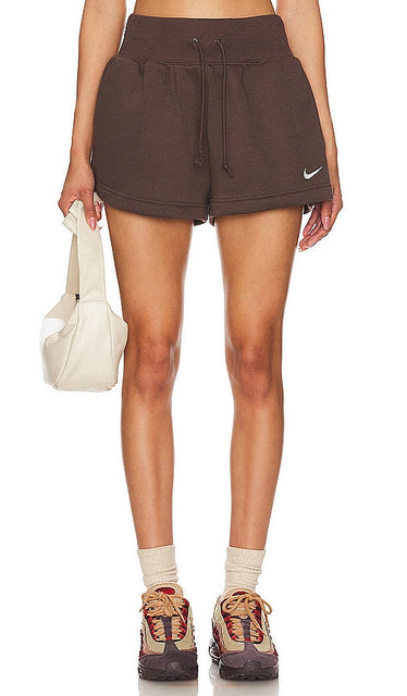 Nike Phoenix High Waisted Shorts in Brown - Nike - Phoenix - Short taille haute en marron - Nike Phoenix 高腰短裤（棕色） - Nike Phoenix Shorts mit hoher Taille in Braun - Nike Phoenix 하이웨이스트 쇼츠브라운 색상 - Pantaloncini a vita alta Nike Phoenix in marrone