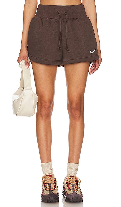 Nike Phoenix High Waisted Shorts in Brown - Nike - Phoenix - Short taille haute en marron - Nike Phoenix 高腰短裤（棕色） - Nike Phoenix Shorts mit hoher Taille in Braun - Nike Phoenix 하이웨이스트 쇼츠브라운 색상 - Pantaloncini a vita alta Nike Phoenix in marrone
