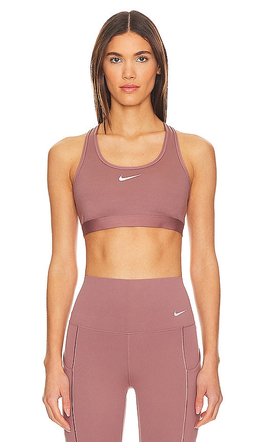 Nike Swoosh Medium Support Sports Bra in Mauve - Nike - Soutien-gorge de sport à maintien moyen Swoosh - Mauve - Nike Swoosh 紫红色中号支撑运动文胸 - Nike Swoosh Sport-BH mit mittlerem Halt in Mauve - 나이키 스우시 미디엄 서포트 스포츠 브라, 모브 색상 - Reggiseno sportivo Nike Swoosh a supporto medio in malva