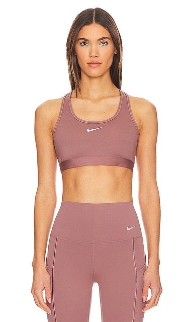 Nike Swoosh Medium Support Sports Bra in Mauve - Nike - Soutien-gorge de sport à maintien moyen Swoosh - Mauve - Nike Swoosh 紫红色中号支撑运动文胸 - Nike Swoosh Sport-BH mit mittlerem Halt in Mauve - 나이키 스우시 미디엄 서포트 스포츠 브라, 모브 색상 - Reggiseno sportivo Nike Swoosh a supporto medio in malva
