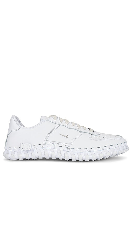 Nike X Jacquemus J Force 1 Lx Sneaker in White - Nike X Jacquemus - J Force 1 Lx - Baskets - Blanc - Nike X Jacquemus J Force 1 Lx 白色运动鞋 - Nike X Jacquemus J Force 1 Lx Sneaker in Weiß - Nike X Jacquemus J Force 1 Lx 스니커즈화이트 색상 - Sneaker Nike X Jacquemus J Force 1 Lx in bianco