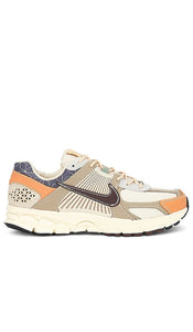 Nike Zoom Vomero 5 in Beige