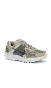 Nike Zoom Vomero 5 in Olive