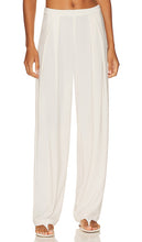 Norma Kamali Tapered Pleated Trouser in Cream - Pantalon plissé fuselé Norma Kamali en crème - Norma Kamali 奶油色锥形褶裥长裤 - Norma Kamali Schmal zulaufende Faltenhose in Creme - Norma Kamali 테이퍼드 플리츠 팬츠 - Pantaloni a pieghe affusolati Norma Kamali color crema