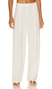 Norma Kamali Tapered Pleated Trouser in Cream - Pantalon plissé fuselé Norma Kamali en crème - Norma Kamali 奶油色锥形褶裥长裤 - Norma Kamali Schmal zulaufende Faltenhose in Creme - Norma Kamali 테이퍼드 플리츠 팬츠 - Pantaloni a pieghe affusolati Norma Kamali color crema