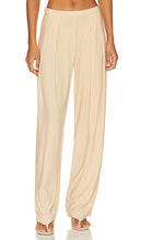 Norma Kamali Tapered Pleated Trouser in Nude - Pantalon plissé fuselé Norma Kamali en Nude - Norma Kamali 裸色锥形褶裥长裤 - Norma Kamali Tapered-Faltenhose in Nude - Norma Kamali 테이퍼드 플리츠 팬츠 - Pantaloni a pieghe affusolati Norma Kamali color nudo
