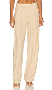 Norma Kamali Tapered Pleated Trouser in Nude - Pantalon plissé fuselé Norma Kamali en Nude - Norma Kamali 裸色锥形褶裥长裤 - Norma Kamali Tapered-Faltenhose in Nude - Norma Kamali 테이퍼드 플리츠 팬츠 - Pantaloni a pieghe affusolati Norma Kamali color nudo