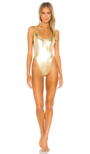 Norma Kamali X REVOLVE Marissa One Piece in Metallic Gold - Norma Kamali X REVOLVE Marissa One Piece en Or Métallisé - Norma Kamali X REVOLVE Marissa 金属金一件 - Norma Kamali X REVOLVE Marissa Einteiler in Metallic-Gold - Norma Kamali X REVOLVE 마리사 원피스 in 메탈릭 골드 - Norma Kamali X REVOLVE Marissa One Piece in oro metallizzato