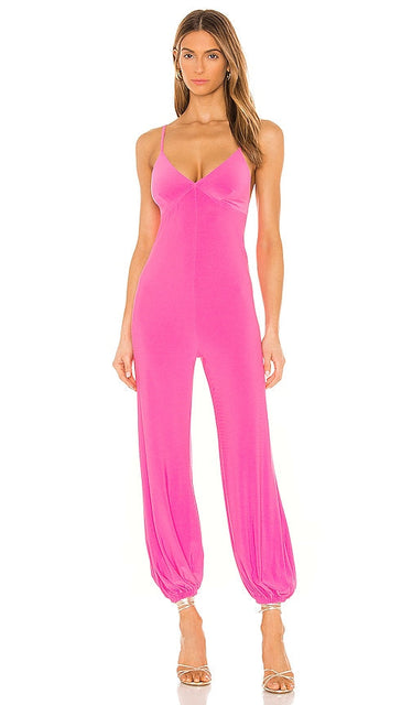 Norma Kamali X REVOLVE Slip Jog Jumpsuit in Fuchsia - Combinaison de jogging à enfiler Norma Kamali X REVOLVE en Fuchsia - Norma Kamali X REVOLVE 紫红色 Slip Jog 连身裤 - Norma Kamali X REVOLVE Slip Jog Jumpsuit in Fuchsia - Norma Kamali X REVOLVE 슬립 조그 점프수트 - Tuta Norma Kamali X REVOLVE Slip Jog in fucsia