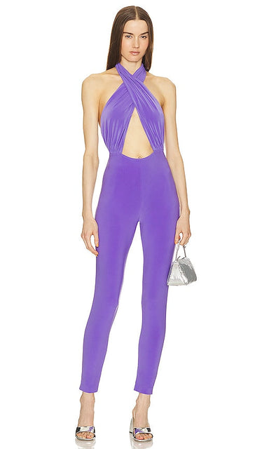 Norma Kamali x REVOLVE Cross Halter Jumpsuit in Purple - Combinaison dos nu croisé Norma Kamali x REVOLVE en Violet - Norma Kamali x REVOLVE Cross 紫色挂脖连身裤 - Norma Kamali x REVOLVE Cross Neckholder Jumpsuit in Lila - Norma Kamali x REVOLVE 크로스 홀터 점프수트 (퍼플 색상) - Tuta Norma Kamali x REVOLVE Cross Halter in viola