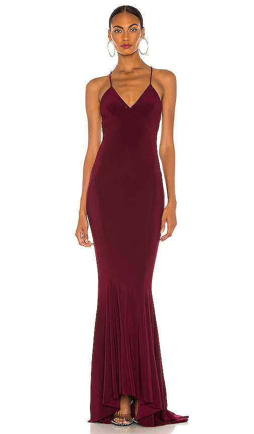 Norma Kamali x REVOLVE Low Back Slip Mermaid Fishtail Gown in Wine - Norma Kamali x REVOLVE Robe sirène à queue de poisson avec dos bas en Vin - Norma Kamali x REVOLVE 酒红色低背吊带鱼尾礼服 - Norma Kamali x REVOLVE Slip-Nixe-Fischschwanzkleid mit tiefem Rückenausschnitt in Wein - Norma Kamali x REVOLVE 로우 백 슬립 머메이드 피쉬테일 가운 와인 - Norma Kamali x REVOLVE Abito a sirena a coda di pesce con slip sulla schiena e nella parte posteriore color vino