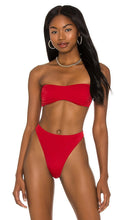 Norma Kamali x REVOLVE Sunglass Bikini Top in Red - Haut de Bikini Lunettes de Soleil Norma Kamali x REVOLVE en Rouge - Norma Kamali x REVOLVE 红色太阳镜比基尼上衣 - Norma Kamali x REVOLVE Sonnenbrillen-Bikinioberteil in Rot - Norma Kamali x REVOLVE 선글라스 비키니 탑 (레드) - Top bikini Norma Kamali x REVOLVE con occhiali da sole in rosso