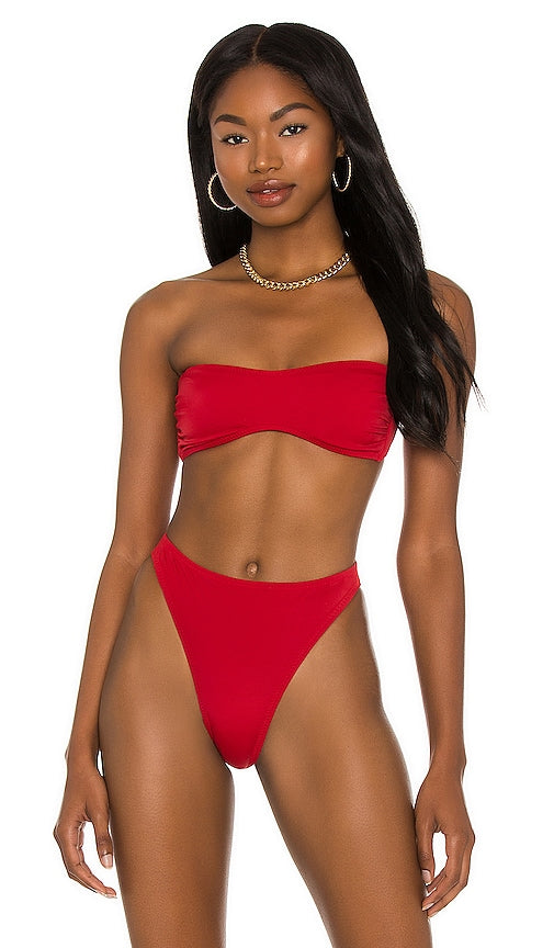 Norma Kamali x REVOLVE Sunglass Bikini Top in Red - Haut de Bikini Lunettes de Soleil Norma Kamali x REVOLVE en Rouge - Norma Kamali x REVOLVE 红色太阳镜比基尼上衣 - Norma Kamali x REVOLVE Sonnenbrillen-Bikinioberteil in Rot - Norma Kamali x REVOLVE 선글라스 비키니 탑 (레드) - Top bikini Norma Kamali x REVOLVE con occhiali da sole in rosso