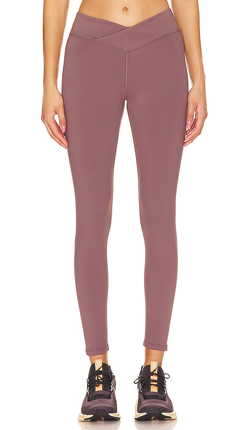 Nubyen Lleida High Rise V Wrap Legging in Mauve - Legging portefeuille en V taille haute Nubyen Lleida en mauve - Nubyen Lleida 紫红色高腰 V 裹身打底裤 - Nubyen Lleida High Rise V Wrap Legging in Mauve - Nubyen Lleida 하이 라이즈 V 랩 레깅스 - Leggings avvolgenti a V a vita alta Nubyen Lleida color malva