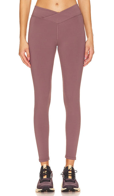 Nubyen Lleida High Rise V Wrap Legging in Mauve - Legging portefeuille en V taille haute Nubyen Lleida en mauve - Nubyen Lleida 紫红色高腰 V 裹身打底裤 - Nubyen Lleida High Rise V Wrap Legging in Mauve - Nubyen Lleida 하이 라이즈 V 랩 레깅스 - Leggings avvolgenti a V a vita alta Nubyen Lleida color malva
