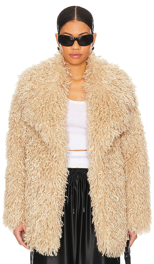 OW Collection Nora Faux Fur Jacket in Beige - OW Collection Nora - Veste en fausse fourrure beige - OW 系列 Nora 米色人造毛皮夹克 - OW Collection Nora Kunstpelzjacke in Beige - OW Collection 노라 인조 퍼 재킷 베이지 색상 - Giacca in pelliccia sintetica Nora della collezione OW in beige