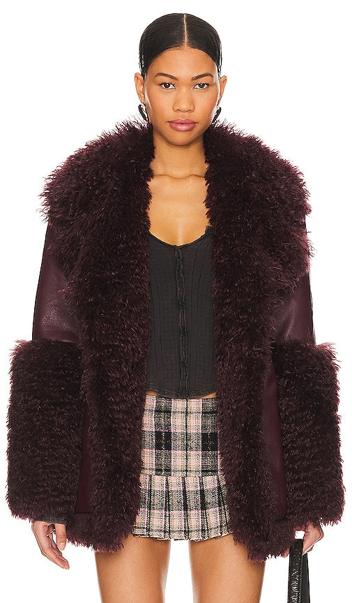 OW Collection Thora Faux Fur Jacket in Burgundy - Veste en fausse fourrure Thora de la collection OW en bordeaux - OW 系列 酒红色 Thora 人造毛皮夹克 - OW Collection Thora Kunstpelzjacke in Burgunderrot - OW Collection Thora 인조 퍼 재킷 - Giacca in pelliccia sintetica Thora della collezione OW in Borgogna