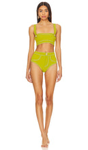 OYE Swimwear Lavinia Bandeau Bikini Set in Green - OYE Maillots de bain Lavinia - Ensemble de bikini bandeau vert - OYE 绿色 Lavinia 抹胸式比基尼泳衣套装 - OYE Bademode Lavinia Bandeau-Bikini-Set in Grün - OYE 수영복 Lavinia Bandeau 비키니 세트 그린 색상 - Costume da bagno OYE Lavinia bikini a fascia in verde