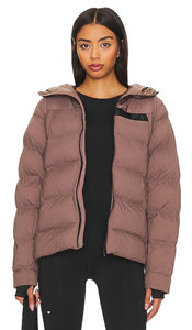 On Challenger Puffer Jacket in Mauve - Sur la doudoune Challenger en mauve - 紫红色 Challenger 羽绒服 - On Challenger Pufferjacke in Mauve - On Challenger 퍼퍼 재킷 - Sul piumino Challenger in malva