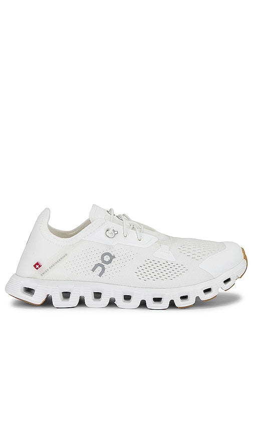 On Cloud 5 Coast Sneaker in White - Baskets On Cloud 5 Coast en blanc - On Cloud 5 Coast 白色运动鞋 - On Cloud 5 Coast Sneaker in Weiß - On Cloud 5 Coast 스니커즈화이트 색상 - Sneaker On Cloud 5 Coast in bianco