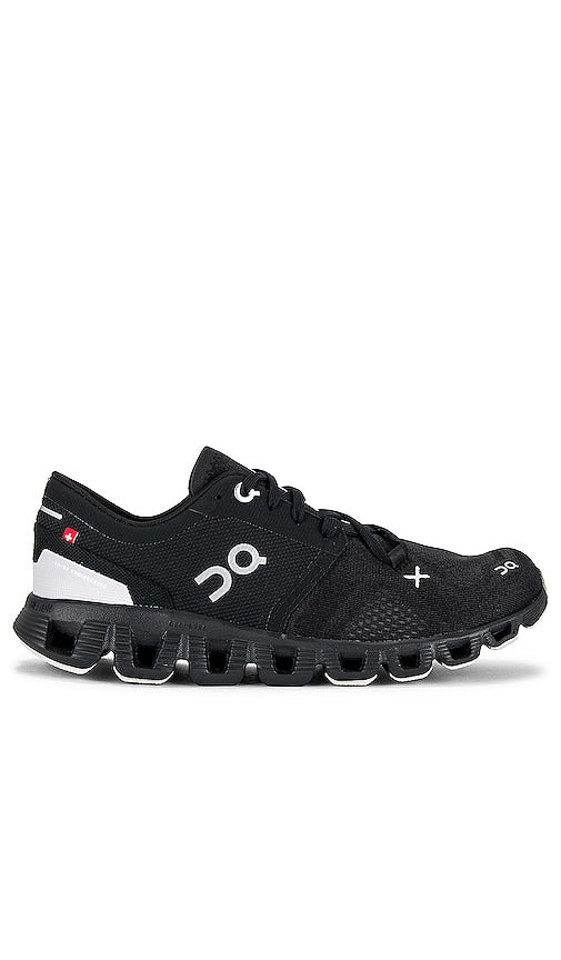 On Cloud X 3 Sneaker in Black - Baskets On Cloud X 3 en noir - On Cloud X 3 黑色运动鞋 - On Cloud X 3 Sneaker in Schwarz - On Cloud X 3 스니커즈블랙 색상 - Sneaker On Cloud X 3 in nero