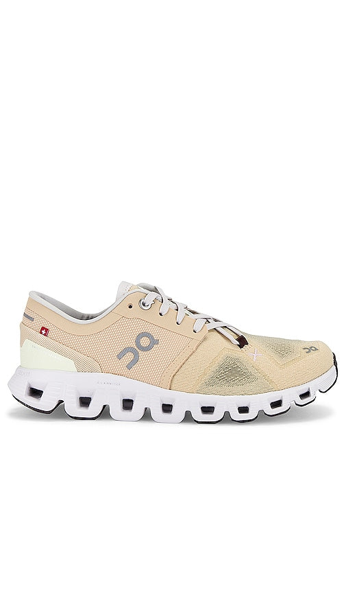 On Cloud X 3 Sneaker in Tan - Baskets On Cloud X 3 en beige - On Cloud X 3 黄褐色运动鞋 - On Cloud X 3 Sneaker in Hellbraun - On Cloud X 3 스니커즈 - Sneaker On Cloud X 3 in marrone chiaro