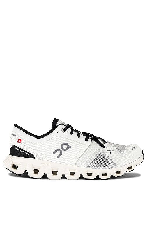 On Cloud X 3 Sneaker in White - Baskets On Cloud X 3 en blanc - On Cloud X 3 白色运动鞋 - On Cloud X 3 Sneaker in Weiß - On Cloud X 3 스니커즈화이트 색상 - Sneaker On Cloud X 3 in bianco