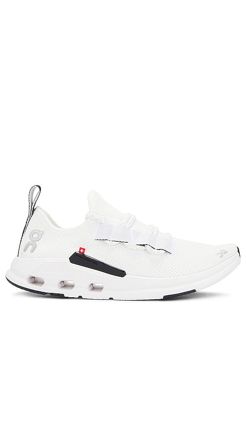On Cloudeasy Sneaker in White - Sur la sneaker Cloudeasy en blanc - 白色 Cloudeasy 运动鞋 - Auf Cloudeasy Sneaker in Weiß - On Cloudeasy 스니커즈 화이트 색상 - Su Sneaker Cloudeasy in bianco