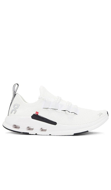 On Cloudeasy Sneaker in White - Sur la sneaker Cloudeasy en blanc - 白色 Cloudeasy 运动鞋 - Auf Cloudeasy Sneaker in Weiß - On Cloudeasy 스니커즈 화이트 색상 - Su Sneaker Cloudeasy in bianco