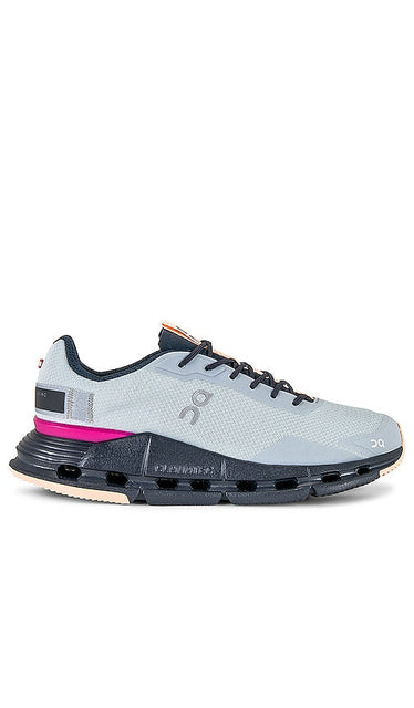 On Cloudnova Form Sneaker in Grey - Sur la sneaker Cloudnova Form en gris - 灰色 Cloudnova Form 运动鞋 - On Cloudnova Form Sneaker in Grau - On Cloudnova Form 스니커즈 그레이 색상 - Su Sneaker Cloudnova Form in grigio