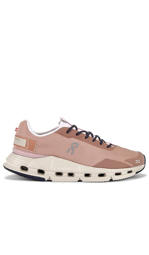 On Cloudnova Form Sneaker in Rose - Sur la sneaker Cloudnova Form en rose - Cloudnova Form 玫瑰色运动鞋 - On Cloudnova Form Sneaker in Rose - On Cloudnova 폼 스니커즈 - Su Sneaker Cloudnova Form in rosa