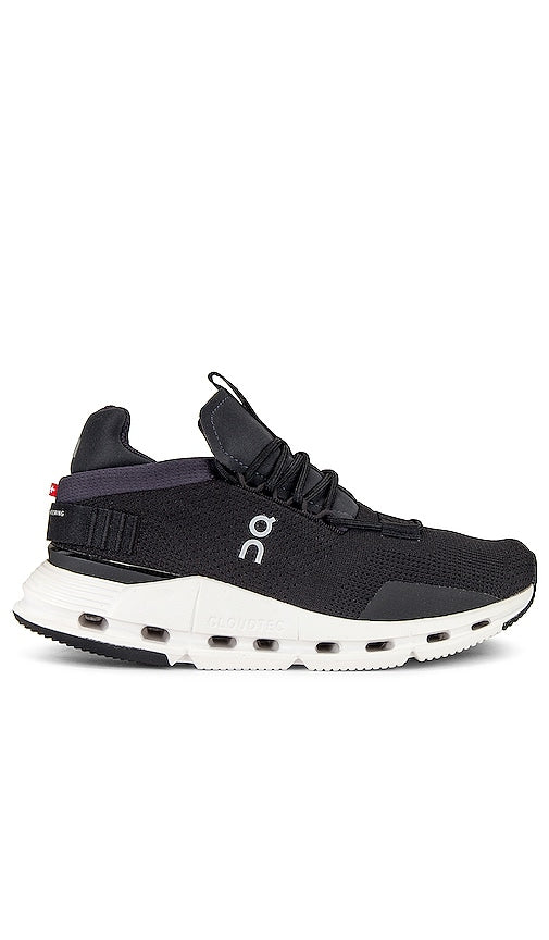 On Cloudnova Sneaker in Black - Sur la sneaker Cloudnova en noir - 黑色 Cloudnova 运动鞋 - On Cloudnova Sneaker in Schwarz - On Cloudnova 스니커즈 블랙 색상 - Su Sneaker Cloudnova in nero