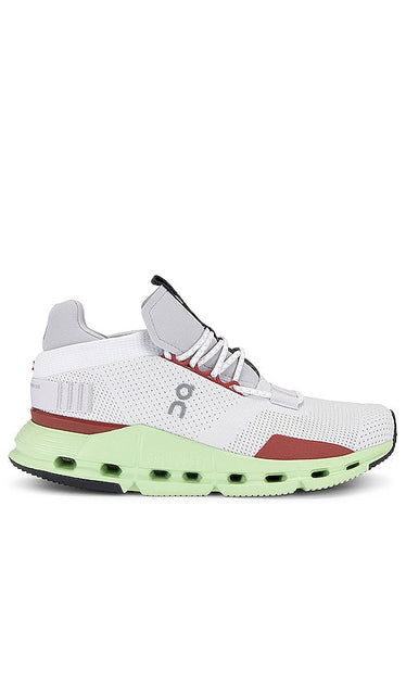 On Cloudnova Sneaker in White - Sur la sneaker Cloudnova en blanc - 白色 Cloudnova 运动鞋 - Auf Cloudnova Sneaker in Weiß - On Cloudnova 스니커즈 화이트 색상 - Su Sneaker Cloudnova in bianco