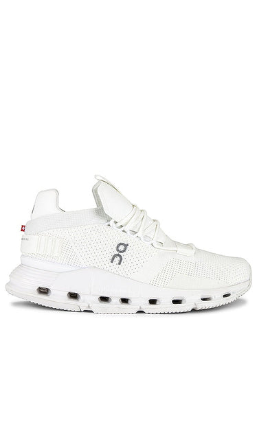 On Cloudnova Sneaker in White - Sur la sneaker Cloudnova en blanc - 白色 Cloudnova 运动鞋 - Auf Cloudnova Sneaker in Weiß - On Cloudnova 스니커즈 화이트 색상 - Su Sneaker Cloudnova in bianco
